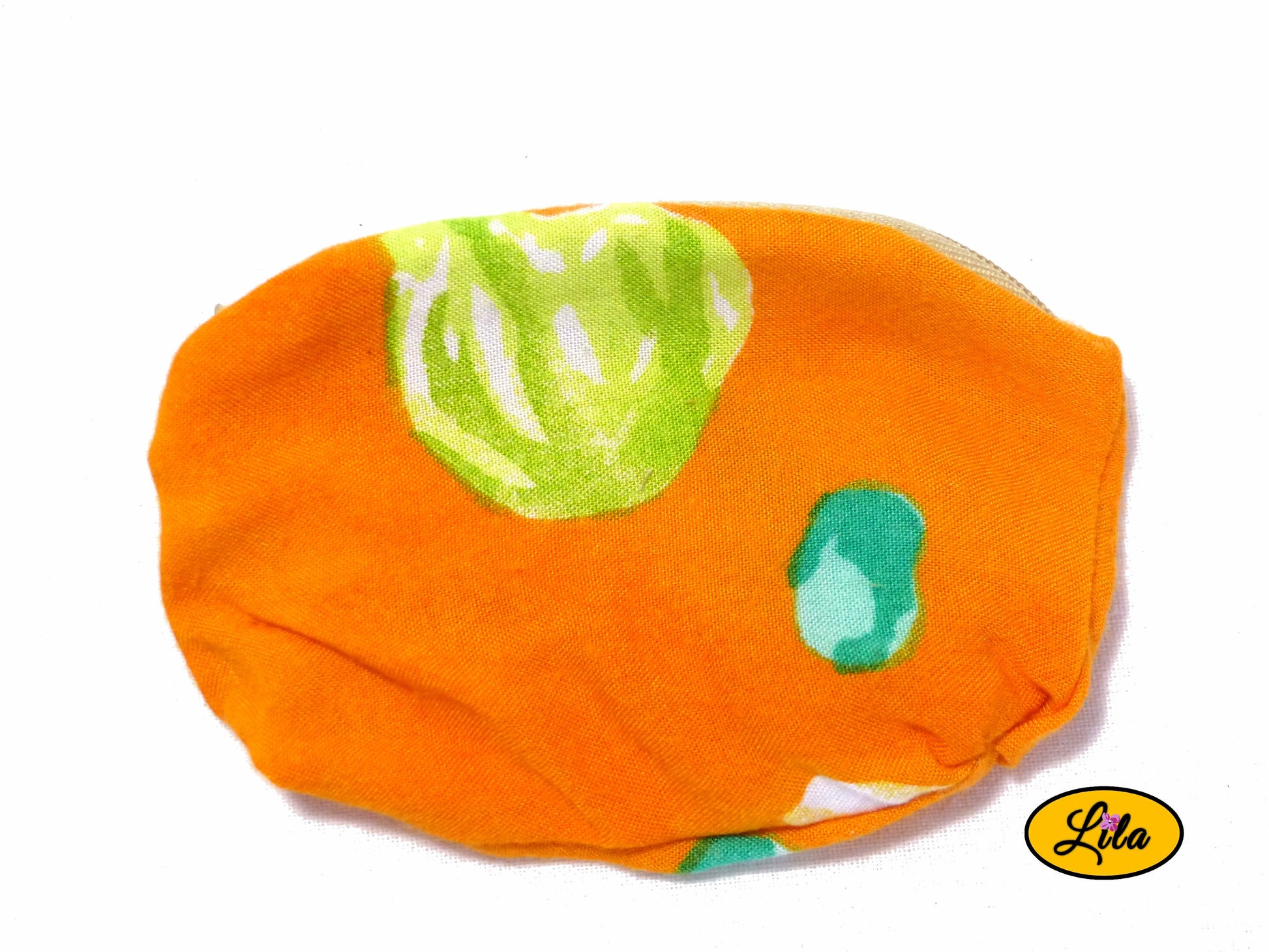 Porte-monnaie en tissu orange fleuri avec fermeture éclair brun crème posé de face vue de haut sur fond blanc style bohème et artisanal