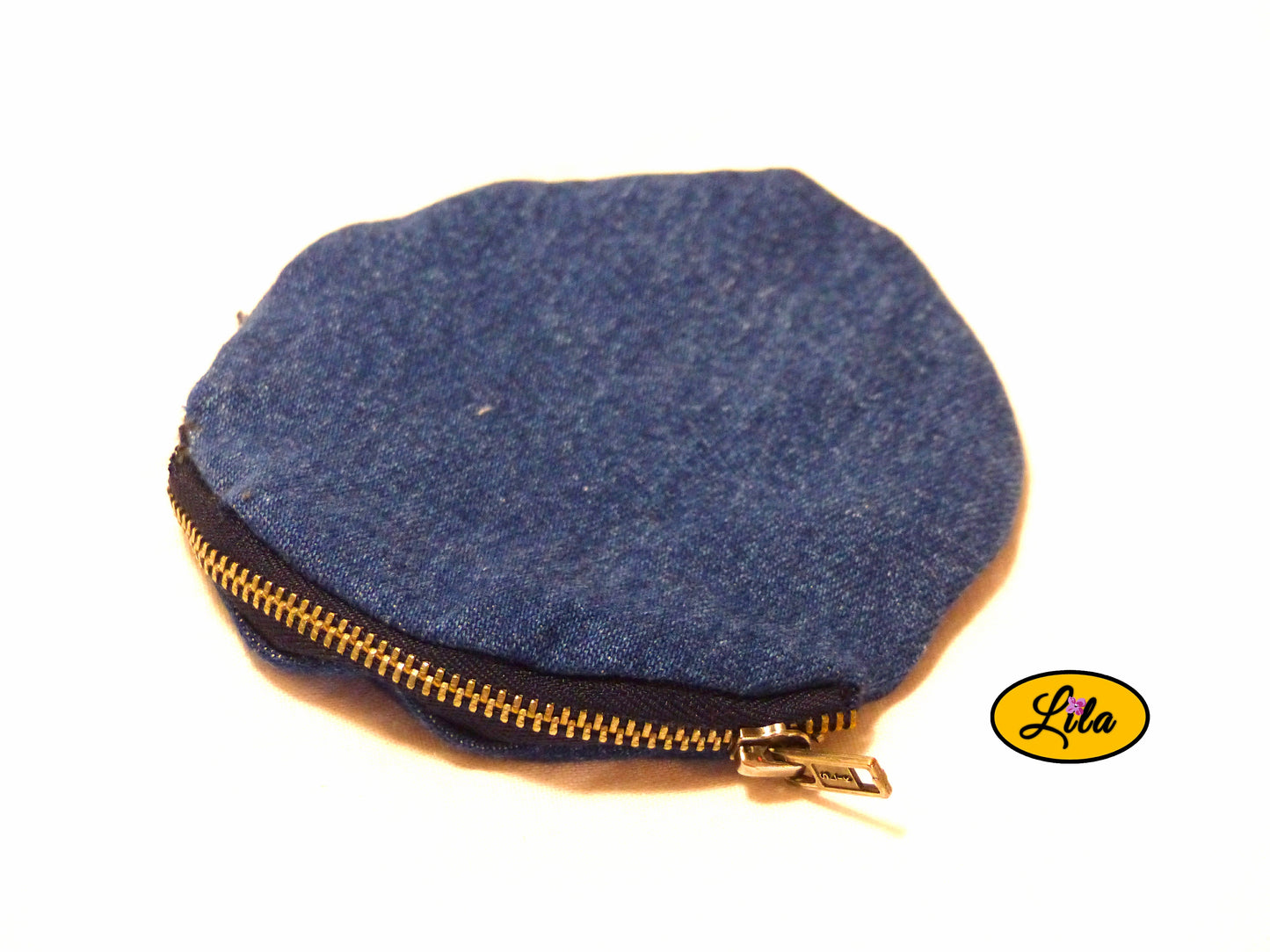 Porte-monnaie rond en jeans assorti au sac sur fond blanc style artisanal et pratique