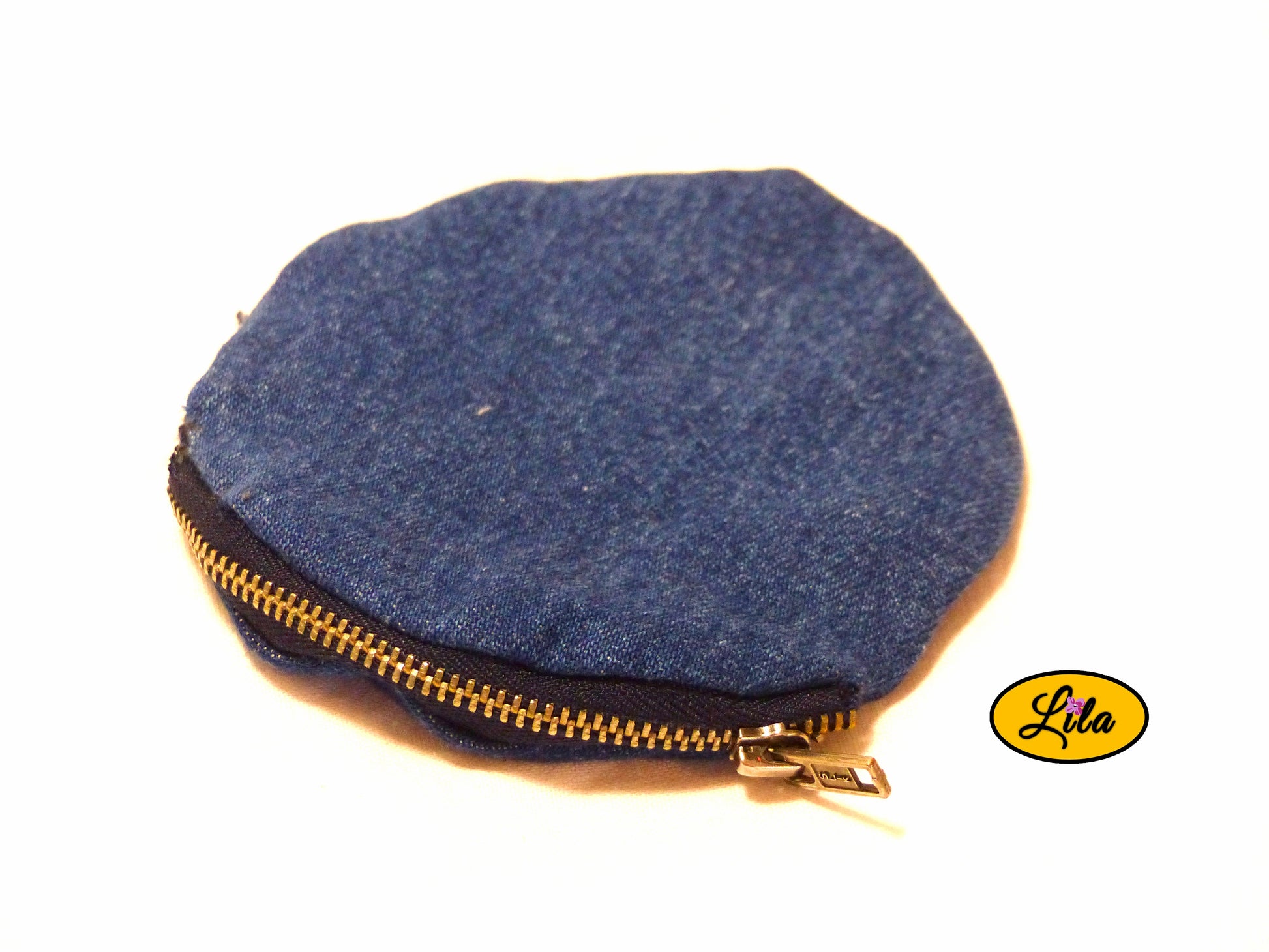 Porte-monnaie rond en jeans assorti au sac sur fond blanc style artisanal et pratique