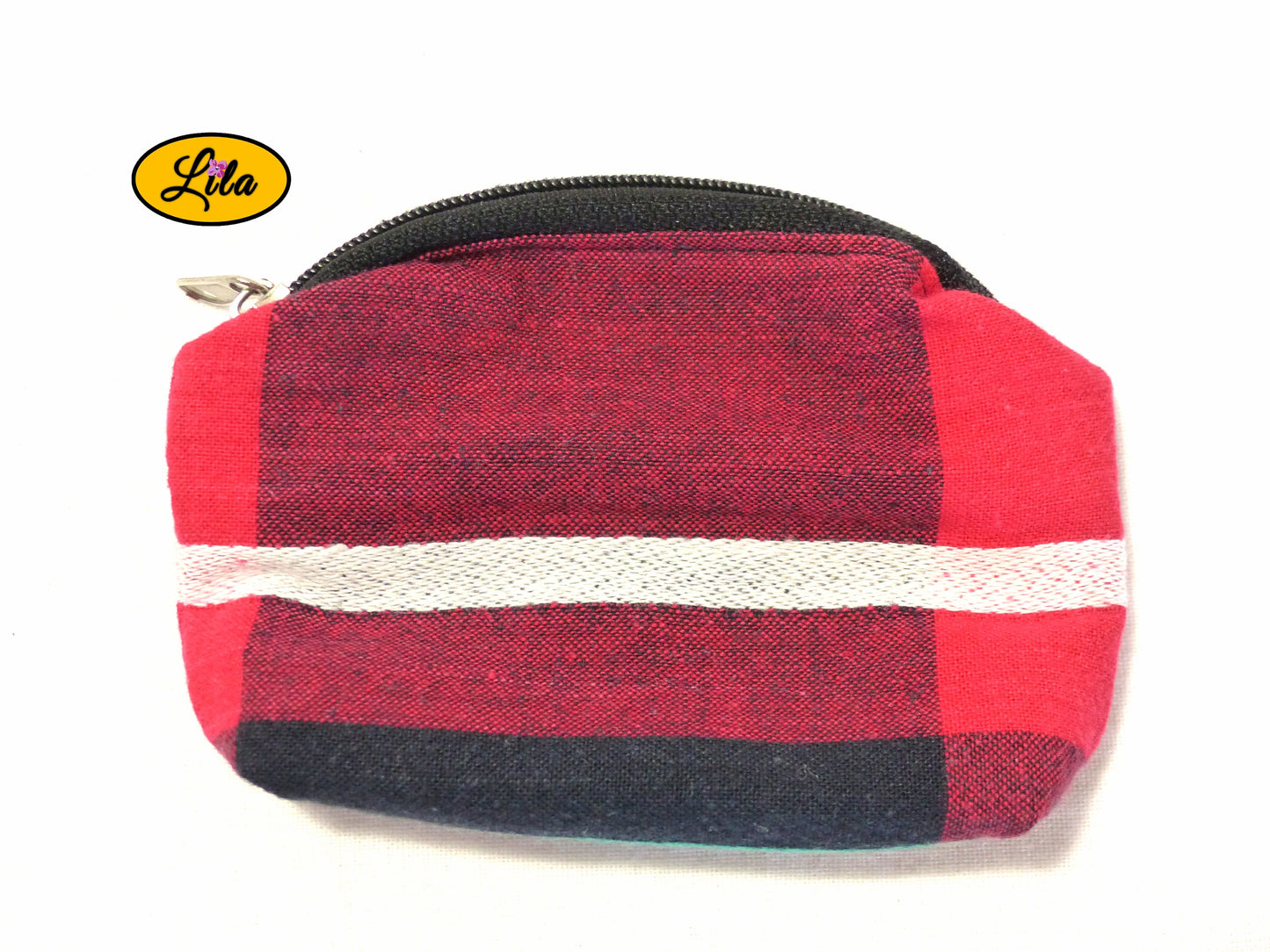 Porte-monnaie en tissu tartan rouge à lignes blanches et noires avec fermeture éclair noire vue de dos sur fond blanc style vintage et pratique
