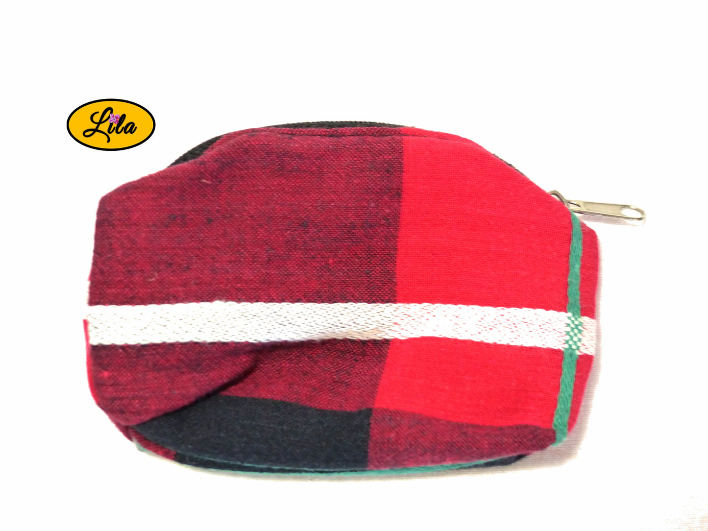 Porte-monnaie en tissu tartan rouge à lignes blanches et noires avec fermeture éclair noire posé de face vue de haut sur fond blanc style écossais et artisanal