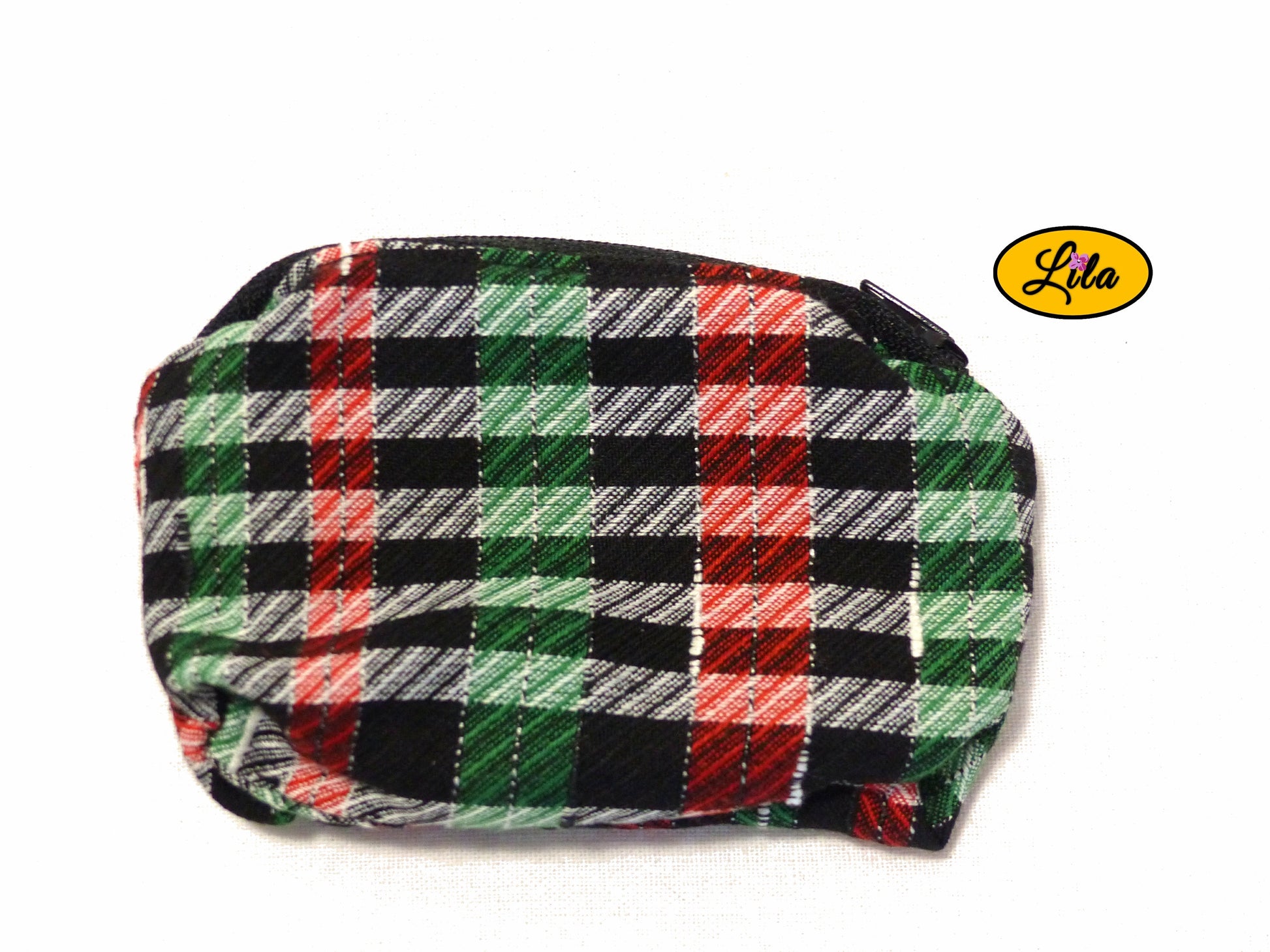 Porte-monnaie en tissu tartan multicolore vert rouge noir et blanc avec fermeture éclair noire posé de dos sur fond blanc style vintage et pratique