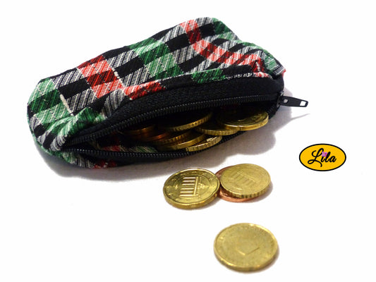Porte-monnaie en tissu tartan vert rouge noir et blanc ouvert avec pièces de monnaie qui en sortent sur fond blanc style artisanal et fonctionnel