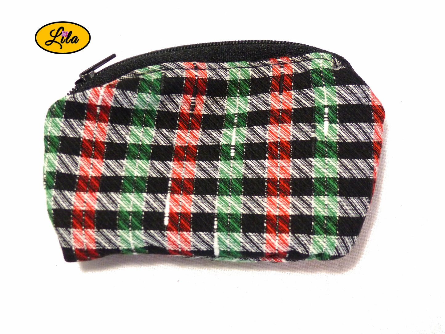 Porte-monnaie en tissu tartan vert rouge noir et blanc avec fermeture éclair noire posé de face vue de haut sur fond blanc style écossais et artisanal