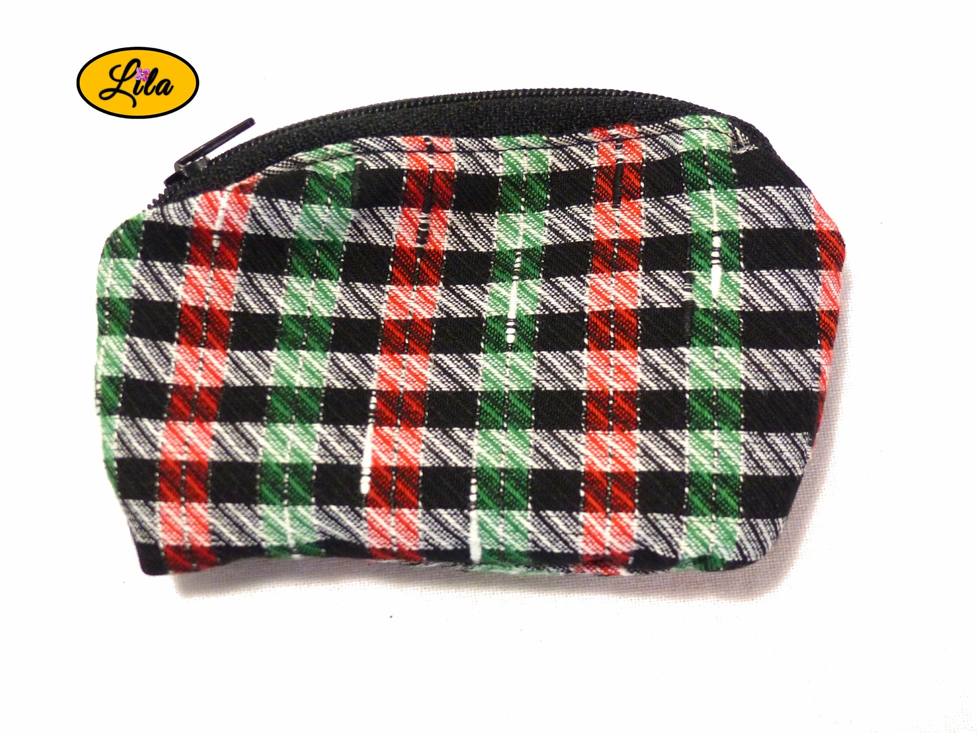 Porte-monnaie en tissu tartan vert rouge noir et blanc avec fermeture éclair noire posé de face vue de haut sur fond blanc style écossais et artisanal