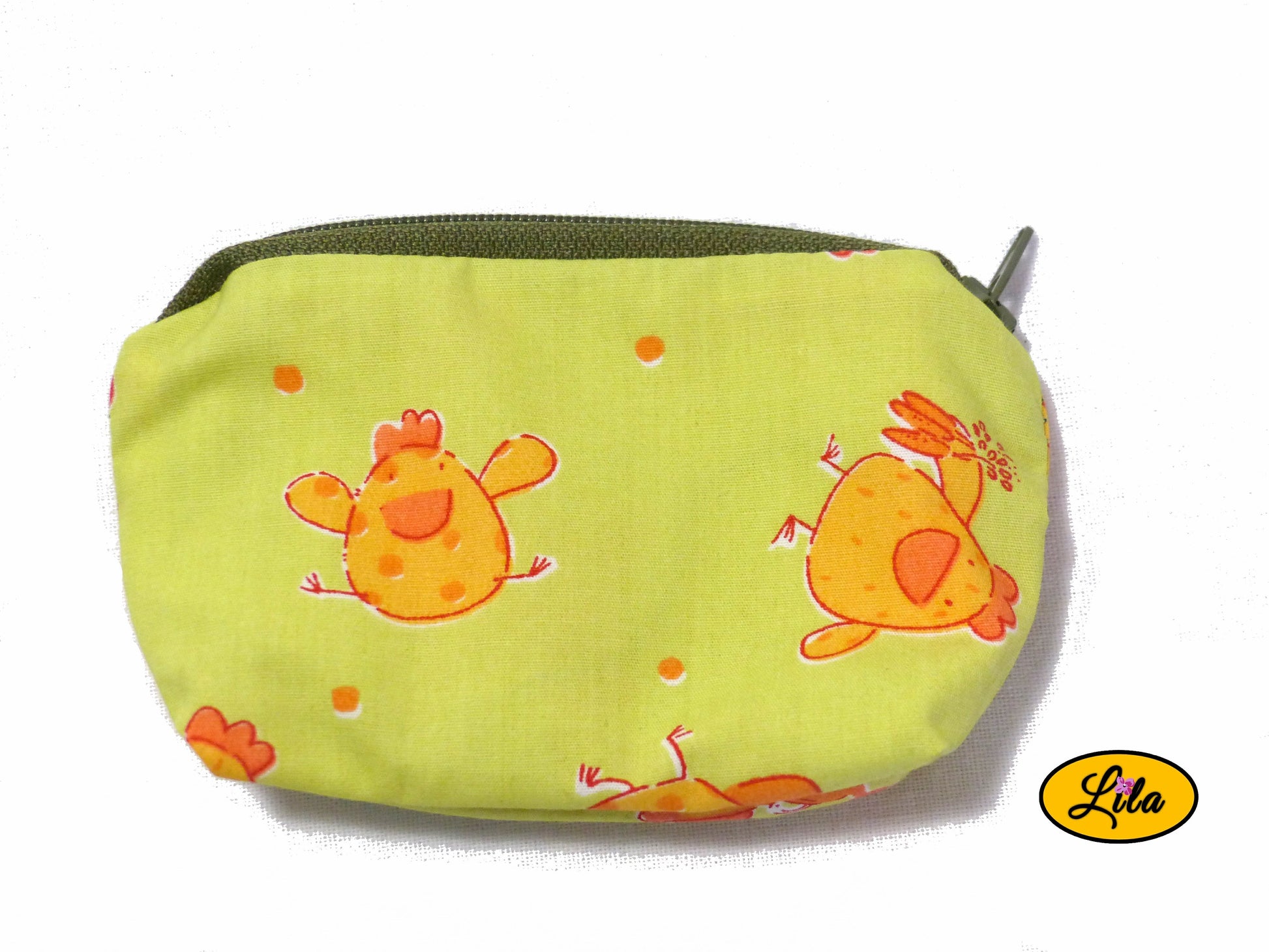 Porte-monnaie en tissu vert à motifs poules avec fermeture éclair kaki posé de dos sur fond blanc style original et pratique