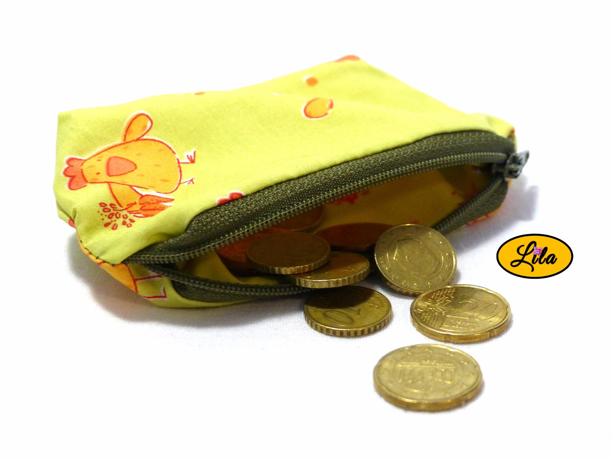Porte-monnaie en tissu vert à motifs poules ouvert avec pièces de monnaie qui en sortent sur fond blanc style artisanal et fonctionnel