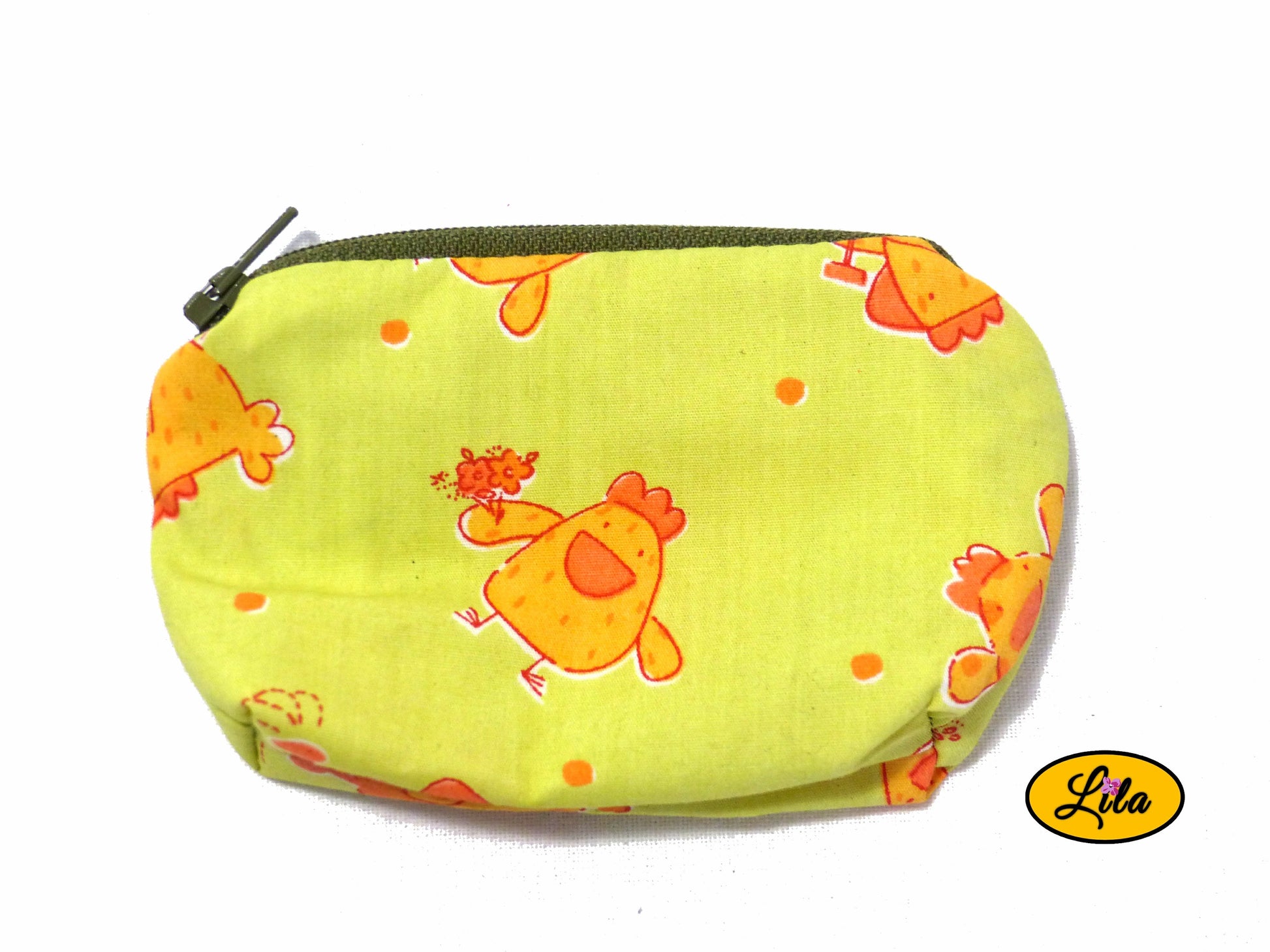 Porte-monnaie en tissu vert à motifs poules avec fermeture éclair kaki posé de face vue de haut sur fond blanc style campagne et artisanal