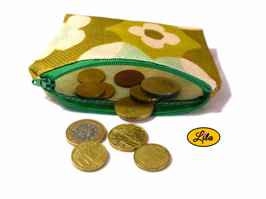Porte-monnaie en tissu vintage vert fleuri ouvert avec pièces de monnaie qui en sortent sur fond blanc style artisanal et fonctionnel