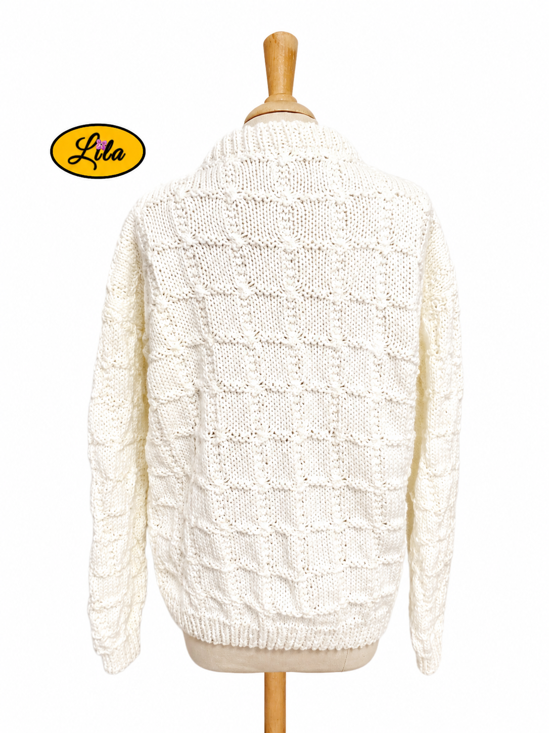 Pull Elise blanc tricoté à la main taille XL 44-46 porté sur mannequin de couture vue de dos sur fond blanc style artisanal et hivernal