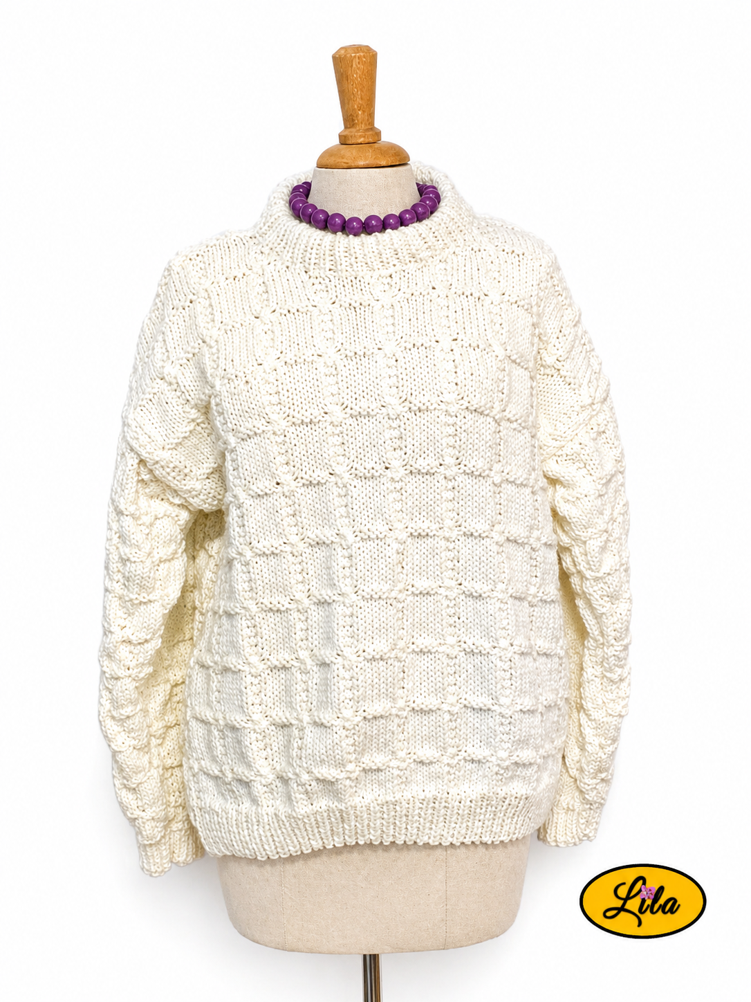 Pull Elise blanc tricoté à la main taille XL 44-46 porté sur mannequin de couture vue de face sur fond blanc style cocooning et élégant