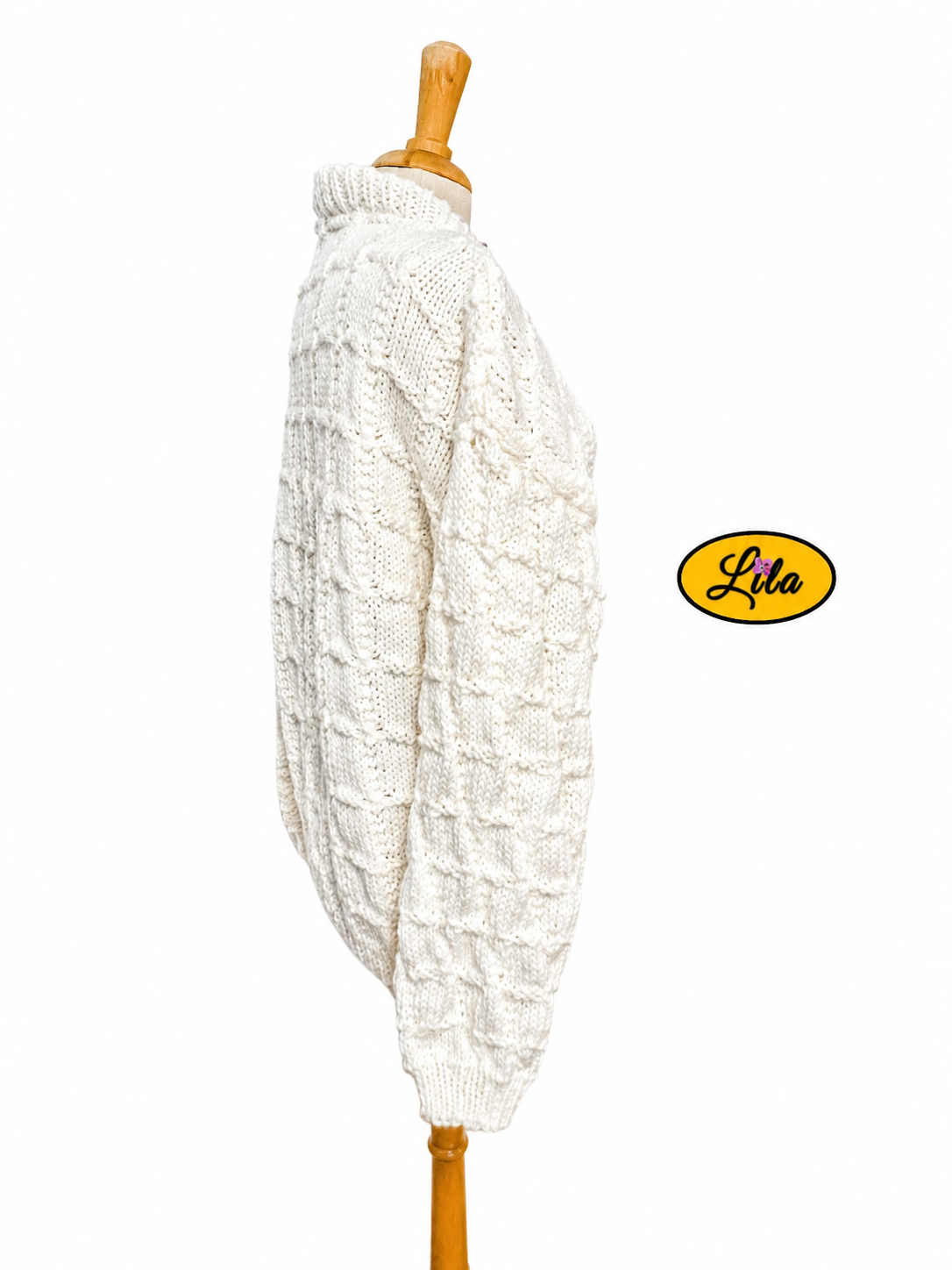 Pull Elise blanc tricoté à la main taille XL 44-46 porté sur mannequin de couture profil droit sur fond blanc style chaleureux et confortable