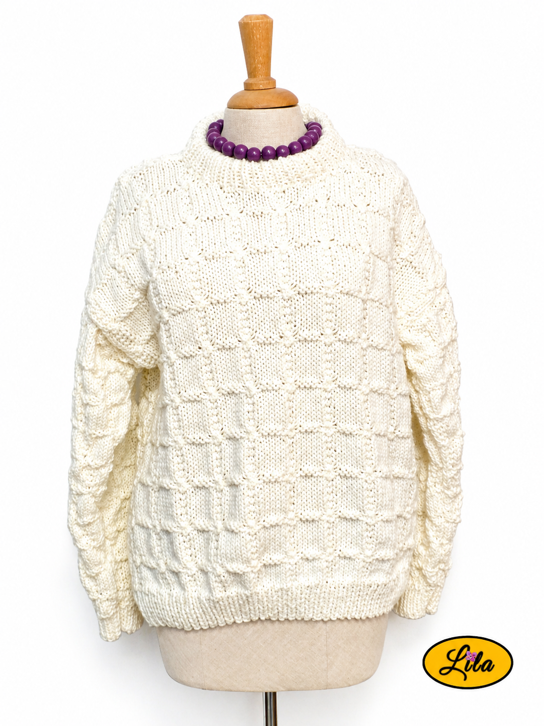 Vue rapprochée de face du pull Elise blanc tricoté à la main taille XL 44-46 porté sur mannequin de couture détail coupe et texture du tricot