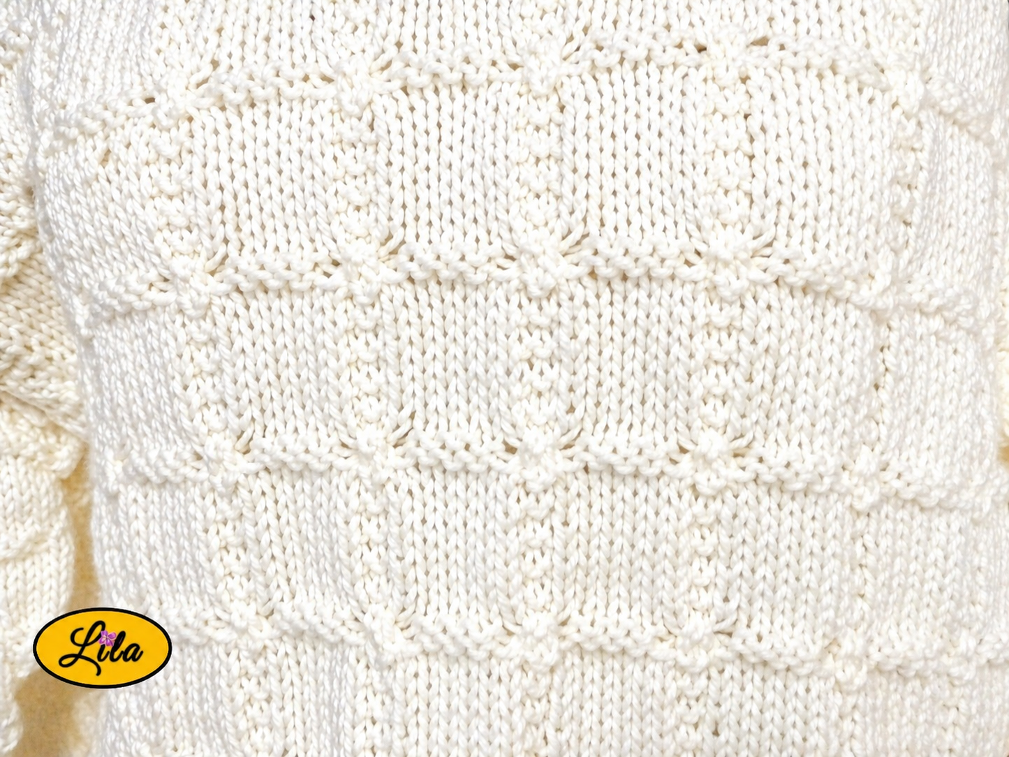 Zoom sur le point tricoté du pull Elise blanc tricoté à la main taille XL 44-46 détail artisanal et texture chaleureuse