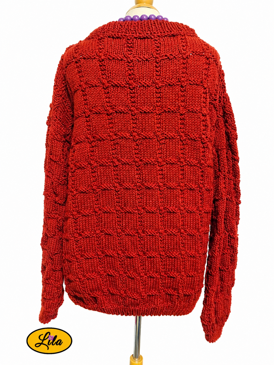 Pull Elise bordeaux tricoté à la main taille XXL 48-50 porté sur mannequin de couture vue de dos sur fond blanc style artisanal et hivernal