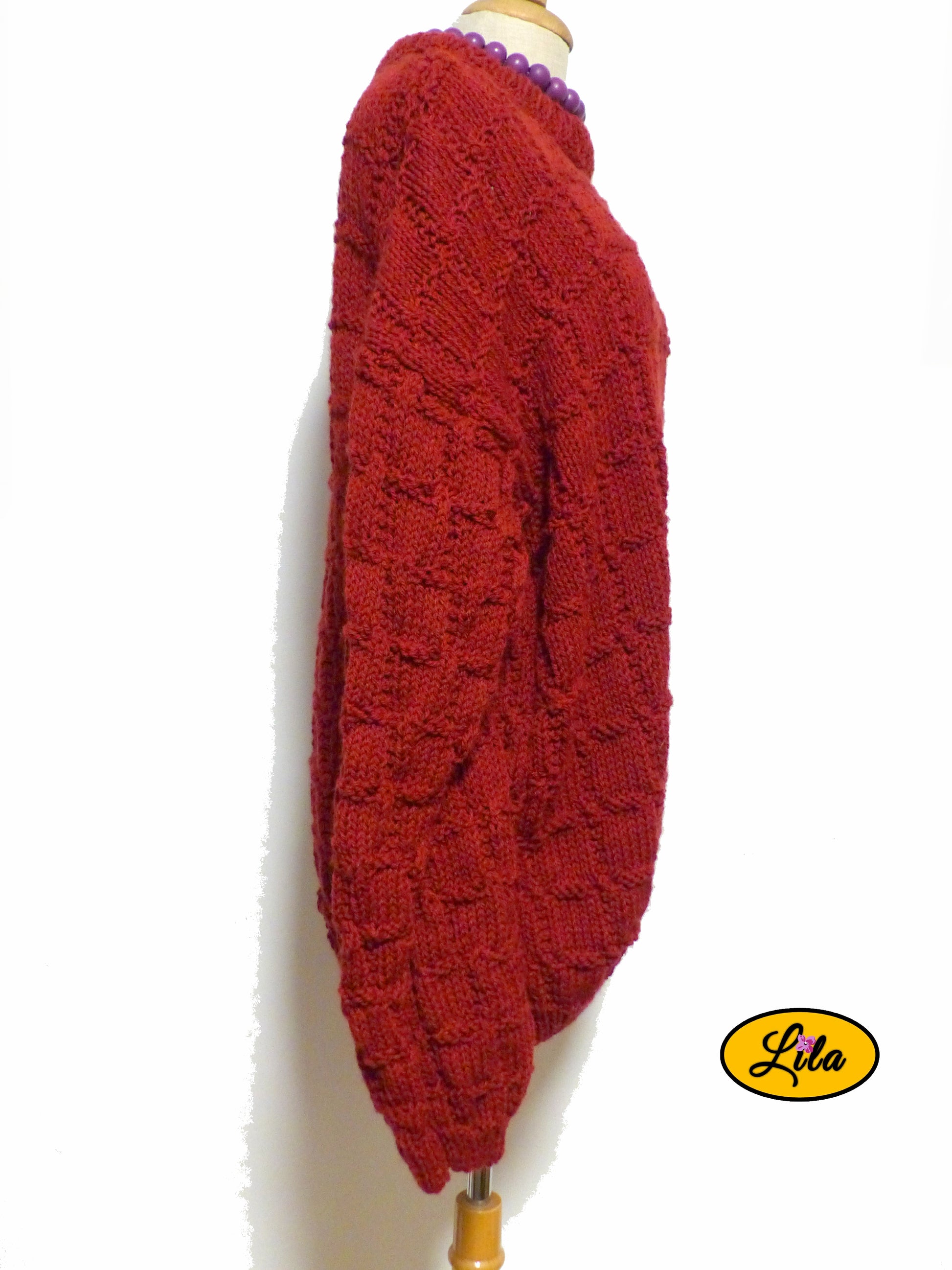 Pull Elise bordeaux tricoté à la main taille XXL 48-50 porté sur mannequin de couture profil droit sur fond blanc style chaleureux et confortable