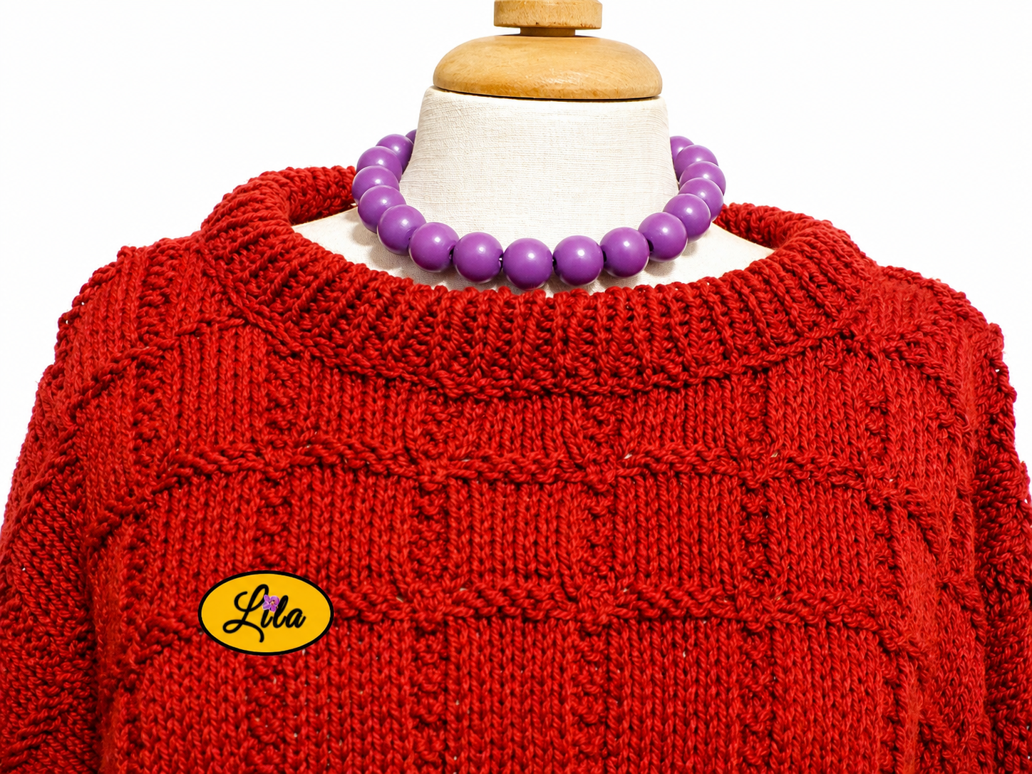 Vue rapprochée sur le haut et le col du pull Elise bordeaux tricoté à la main taille XXL 48-50 détail élégant et confortable