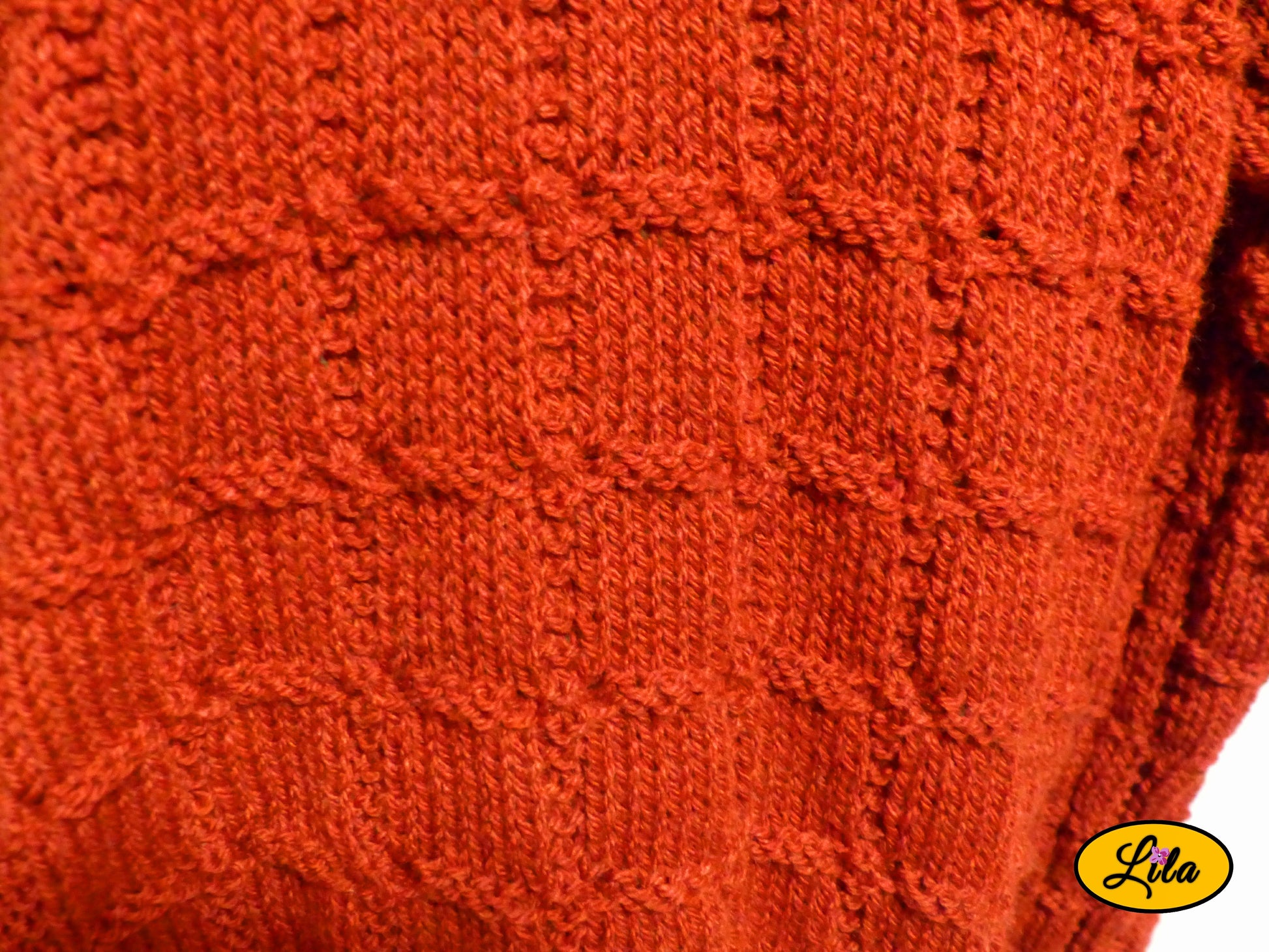 Zoom sur le point tricoté du pull Elise bordeaux tricoté à la main taille XXL 48-50 détail artisanal et texture chaleureuse