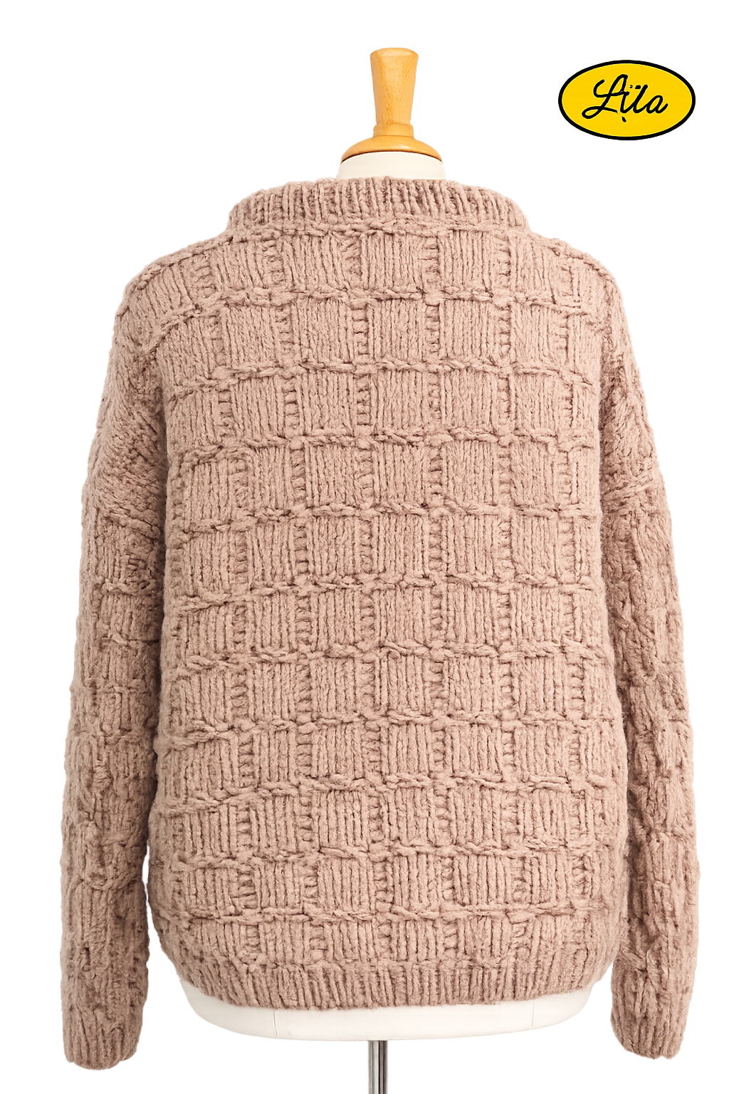 Pull Elise brun tricoté à la main taille XXL 48-50 porté sur mannequin de couture vue de dos sur fond blanc style artisanal et hivernal