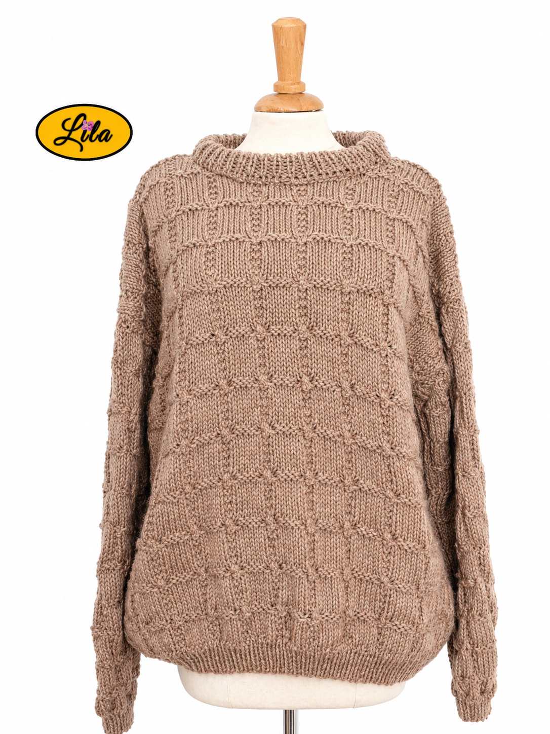 Pull Elise brun tricoté à la main taille XXL 48-50 porté sur mannequin de couture vue de face sur fond blanc style cocooning et élégant