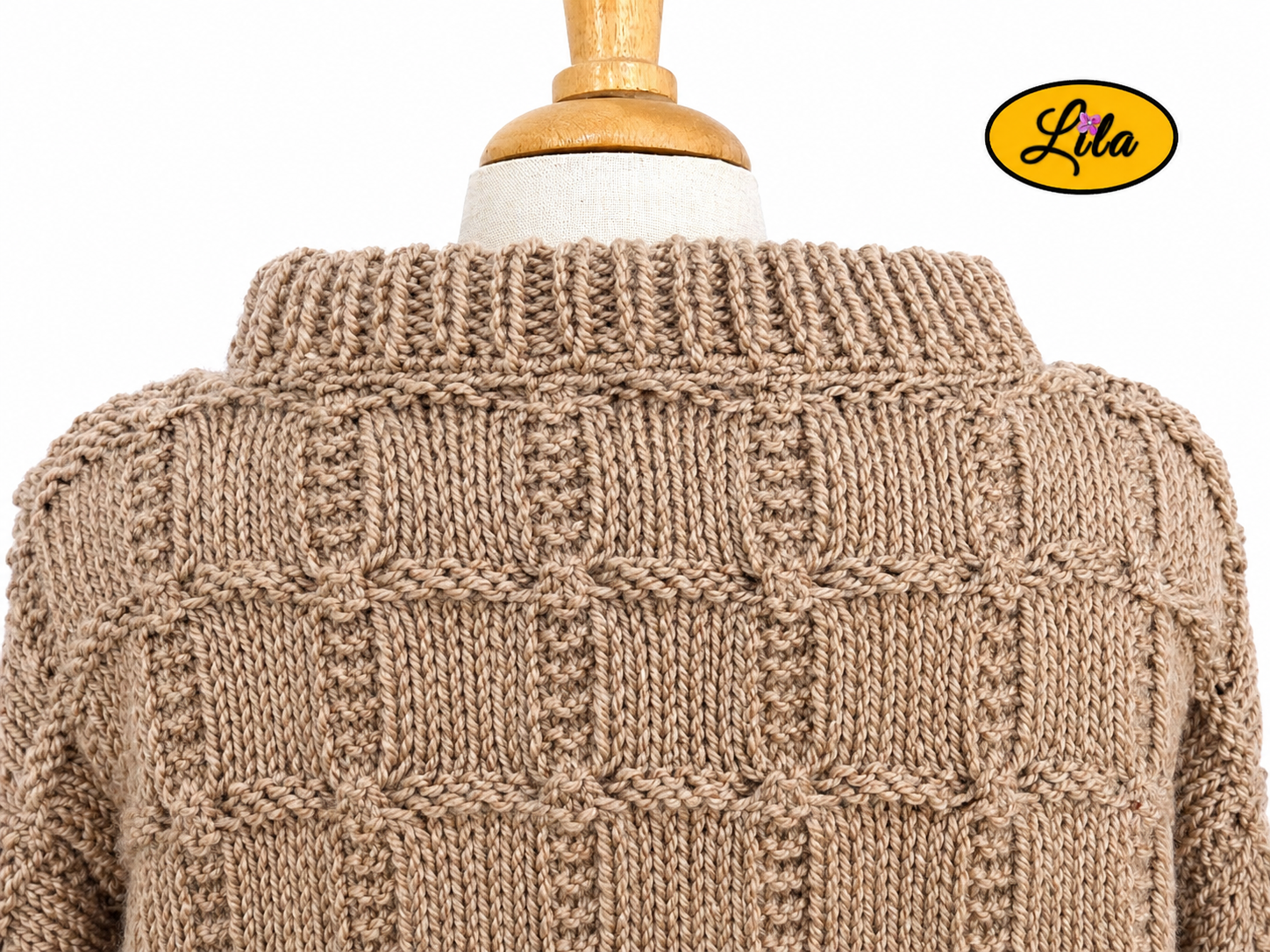 Vue rapprochée sur le haut du dos et le col du pull Elise brun tricoté à la main taille XXL 48-50 détail texture et finition du tricot