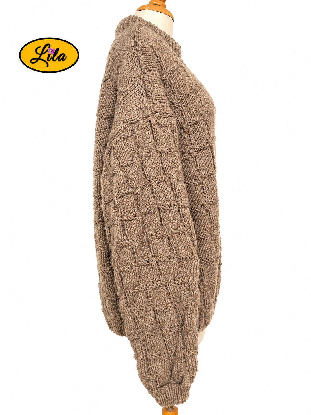 Pull Elise brun tricoté à la main taille XXL 48-50 porté sur mannequin de couture profil droit sur fond blanc style cocooning et élégant