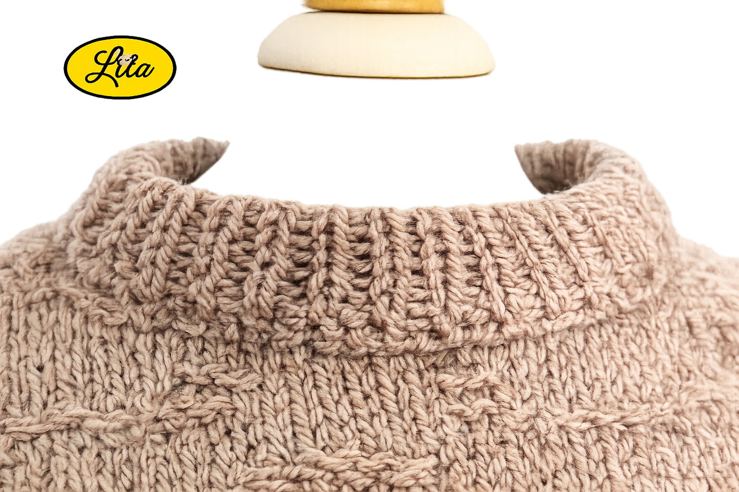 Zoom sur le col du pull Elise brun tricoté à la main taille XXL 48-50 détail confortable et finition artisanale