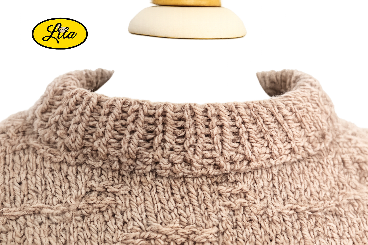 Zoom sur le col du pull Elise brun tricoté à la main taille XXL 48-50 détail confortable et finition artisanale