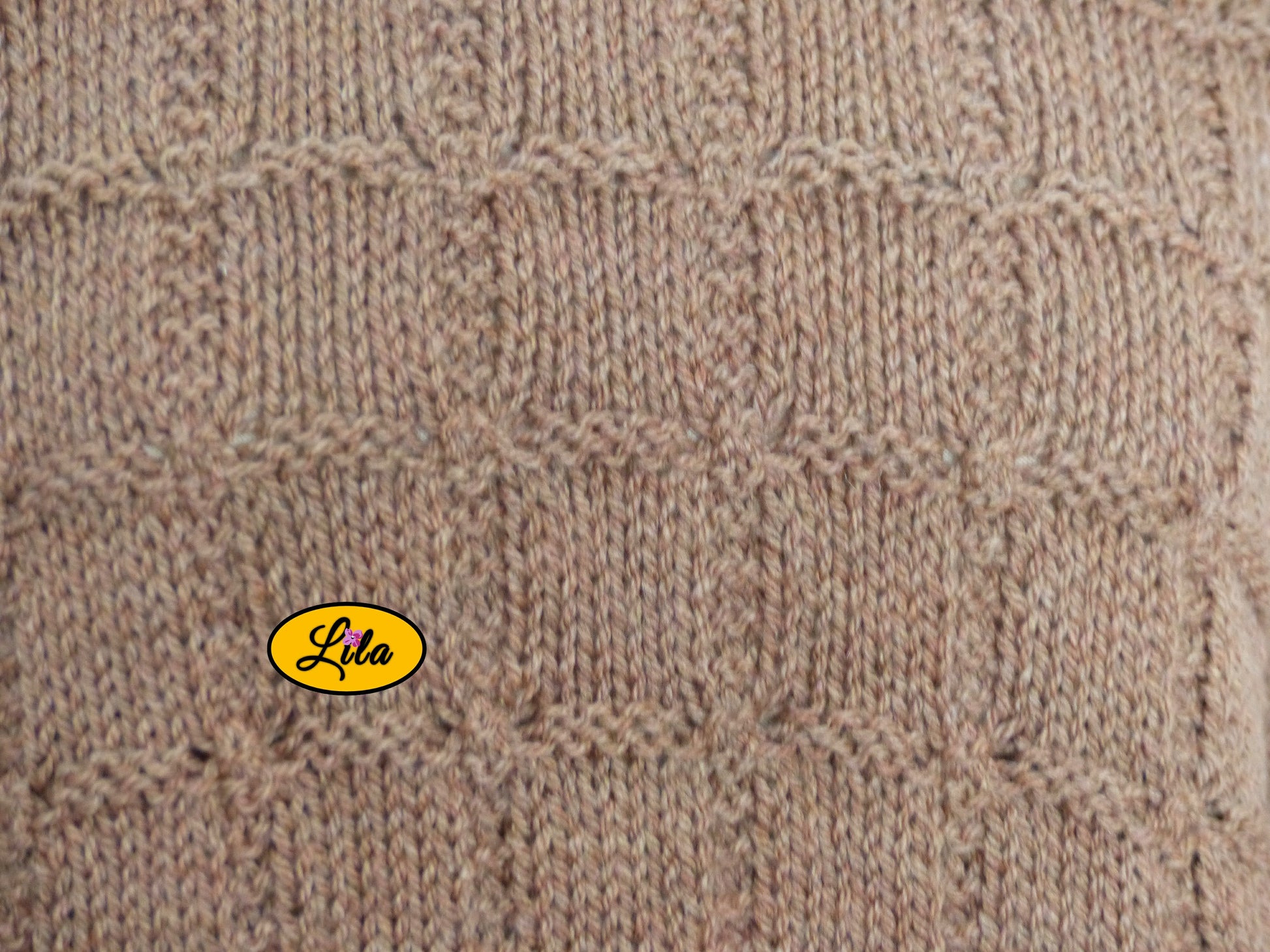 Zoom sur le point tricoté du pull Elise brun tricoté à la main taille XXL 48-50 détail artisanal et texture chaleureuse