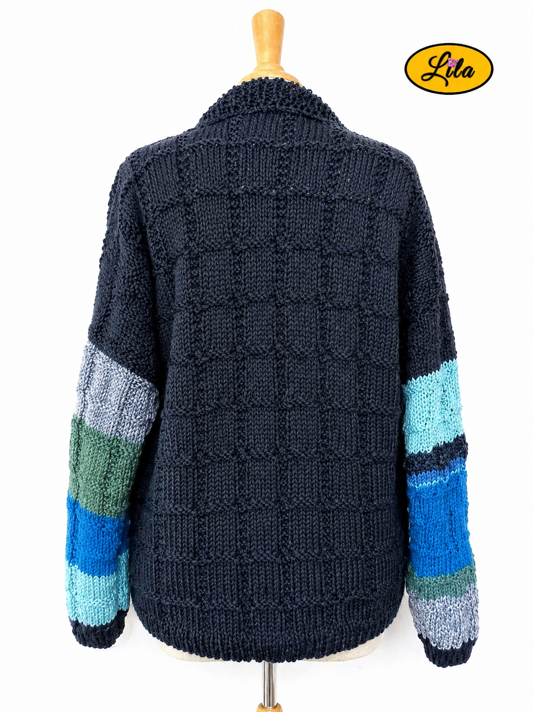 Pull Elise multibleu tricoté à la main taille XXL 48-50 porté sur mannequin de couture vue de dos sur fond blanc style chaleureux et hivernal