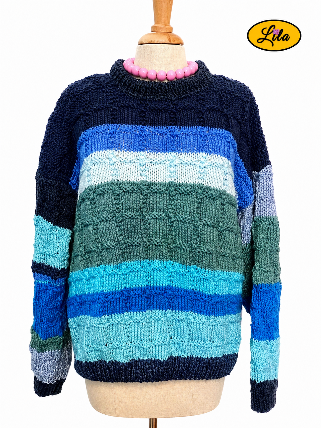 Pull Elise multibleu tricoté à la main taille XXL 48-50 porté sur mannequin de couture vue de face sur fond blanc style cocooning et artisanal