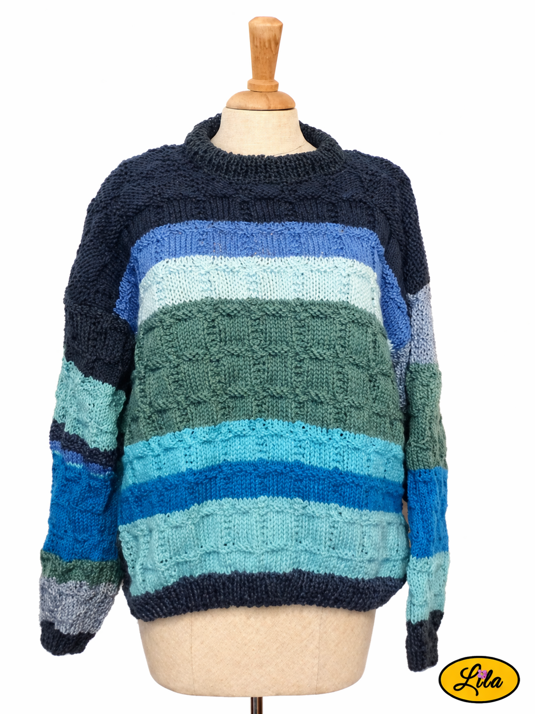 Pull Elise multibleu tricoté à la main taille XXL 48-50 porté sur mannequin de couture vue de face sur fond blanc mettant en valeur les différentes teintes de bleu et la texture artisanale du tricot