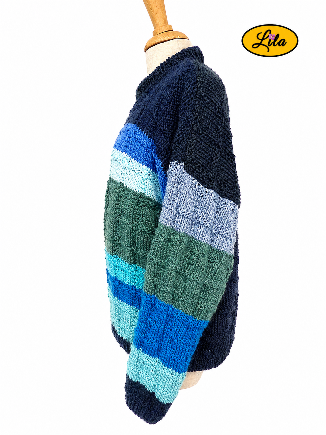 Pull Elise multibleu tricoté à la main taille XXL 48-50 porté sur mannequin de couture profil gauche sur fond blanc style artisanal et cocooning