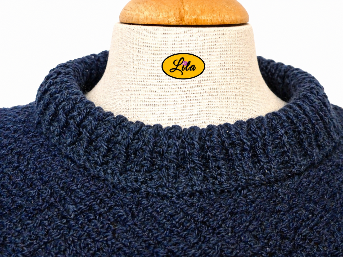 Zoom sur le col du pull Elise multibleu tricoté à la main taille XXL 48-50 détail confortable et finition artisanale