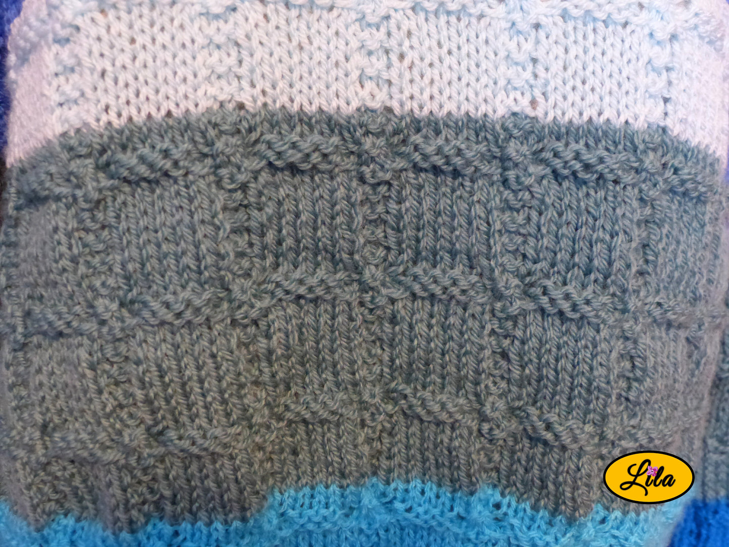 Zoom sur les lignes de différentes teintes de bleu du pull Elise multibleu tricoté à la main taille XXL 48-50 détail texture et nuances de laine