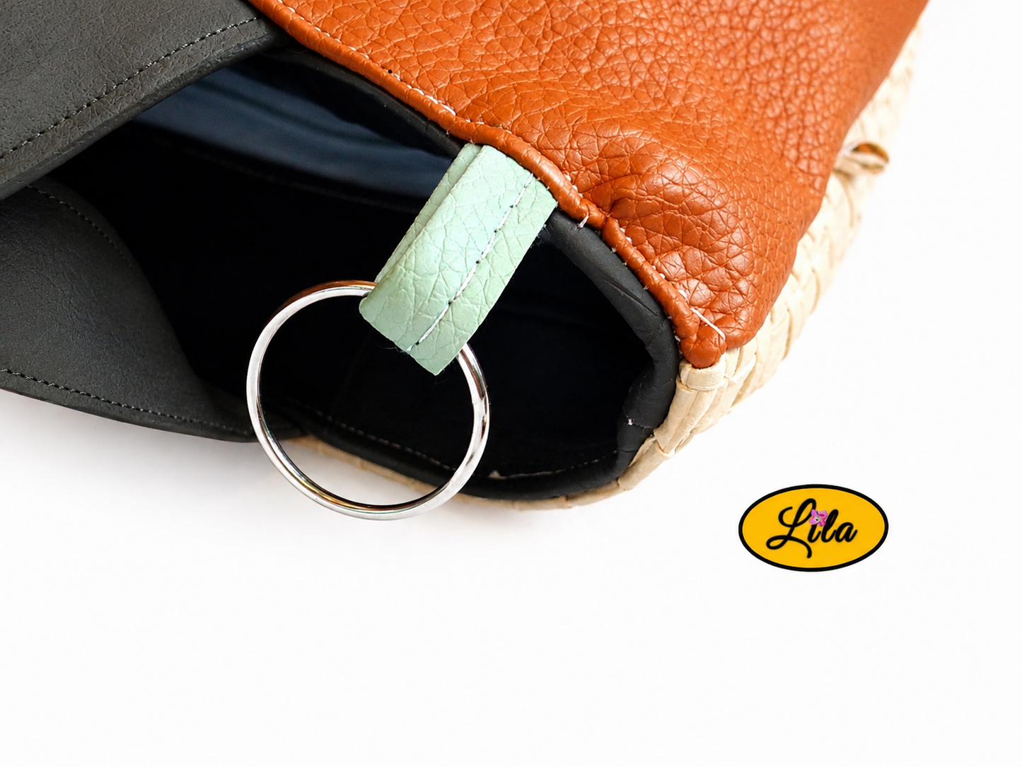 Zoom sur l’anneau porte-clé du sac 4 saisons en simili cuir détail accessoire et finition métal