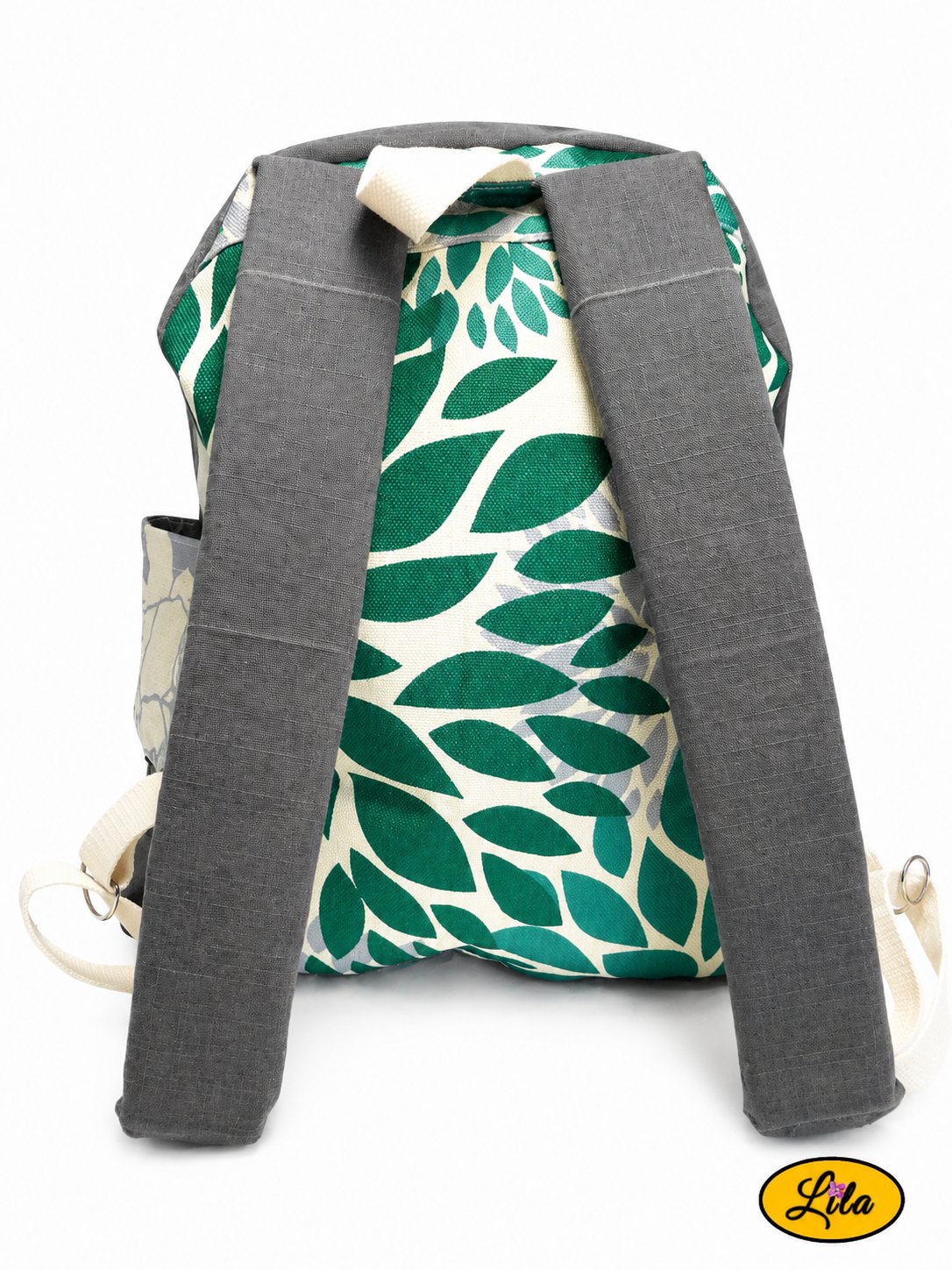 Sac à dos artisanal gris et floral graphique vu de dos sur fond blanc avec bretelles en sangle crème réglables