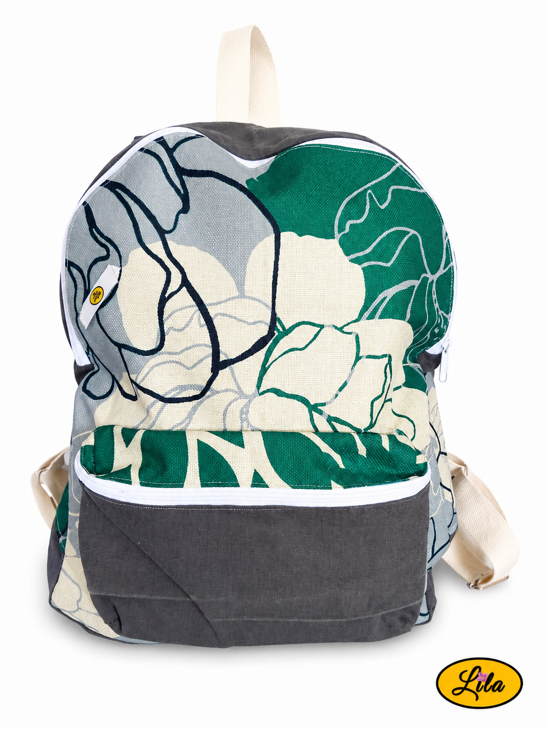 Sac à dos en tissu gris et motifs floraux graphiques verts, gris et écru vu de face sur fond blanc avec poche zippée frontale et sangles crème