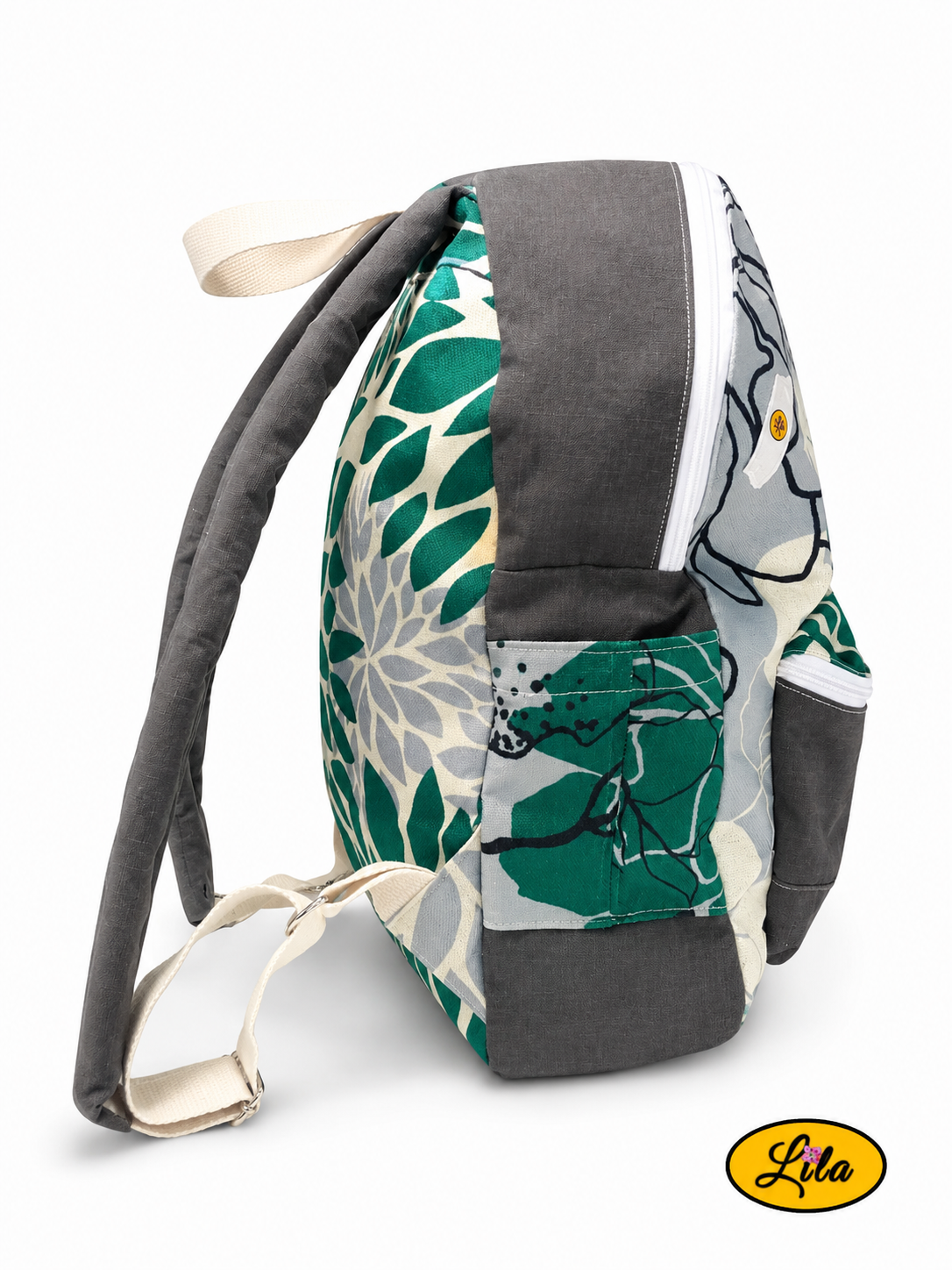 Sac à dos en tissu gris et motifs floraux graphiques verts, gris et écru vu de profil droit sur fond blanc avec porte-bouteille latéral