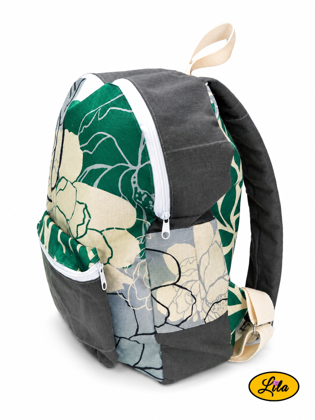 Sac à dos artisanal gris et floral graphique vu de profil gauche sur fond blanc avec porte-bouteille latéral et bretelle en sangle crème