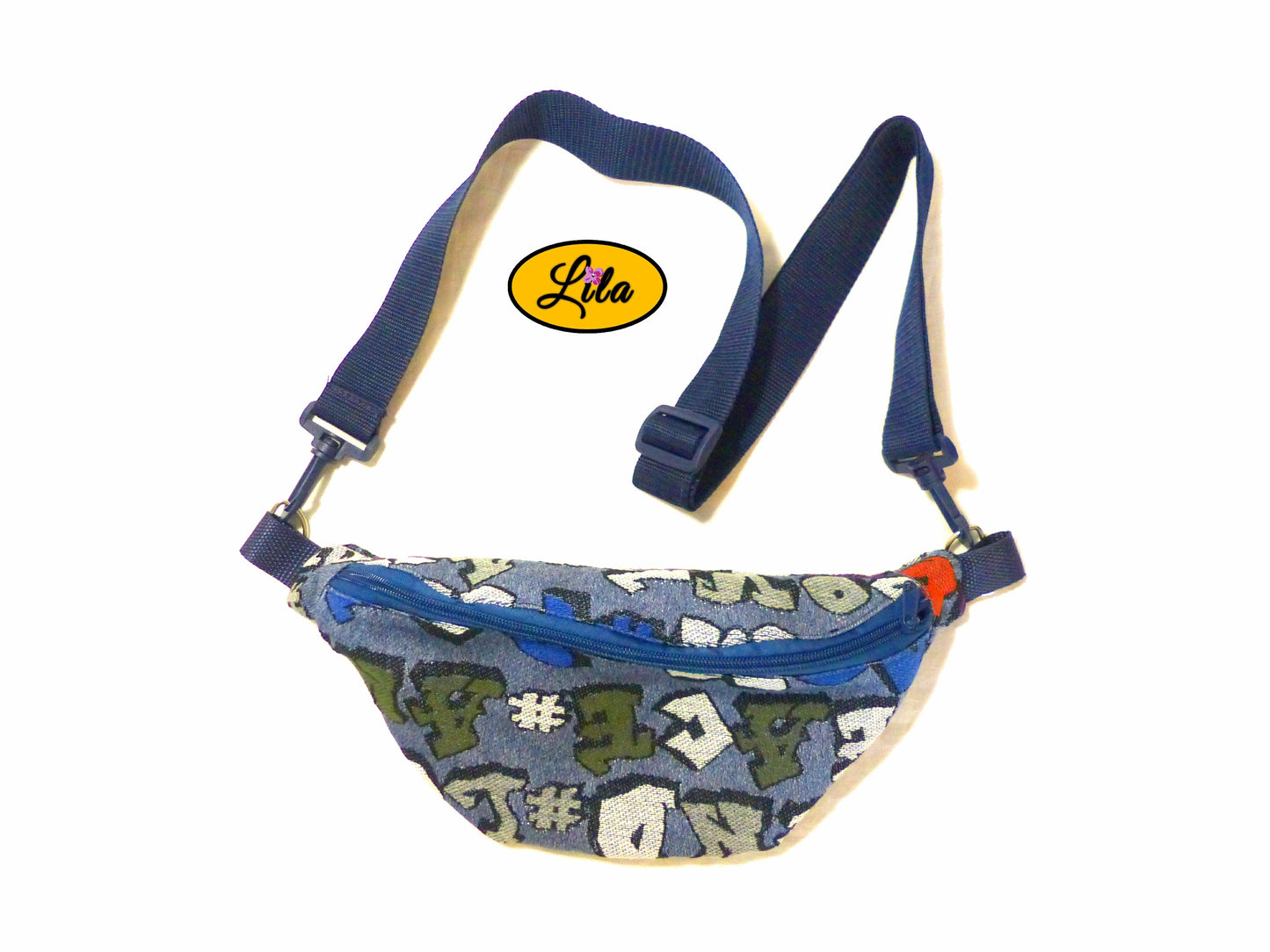 Sac banane en tissu bleu imprimé vu de face avec sangle rassemblée et partiellement pliée en deux présenté sur fond blanc style urbain et pratique
