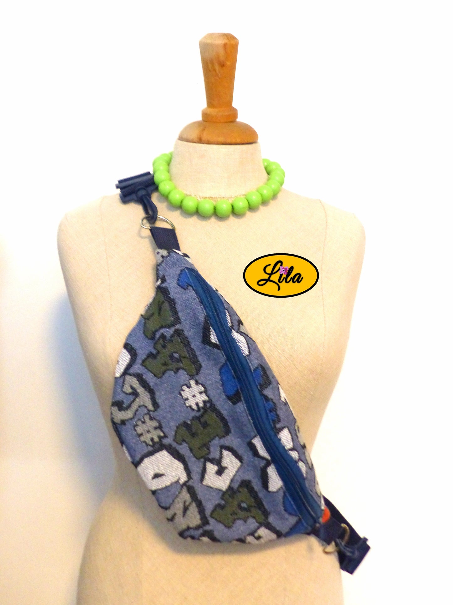 Sac banane en tissu bleu imprimé présenté de face sur mannequin de couture sur fond blanc style moderne et artisanal