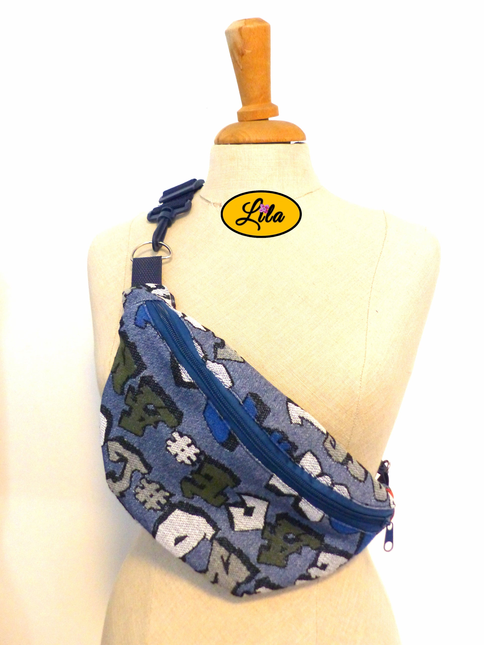 Sac banane en tissu bleu imprimé présenté légèrement de profil sur mannequin de couture sur fond blanc style urbain et tendance