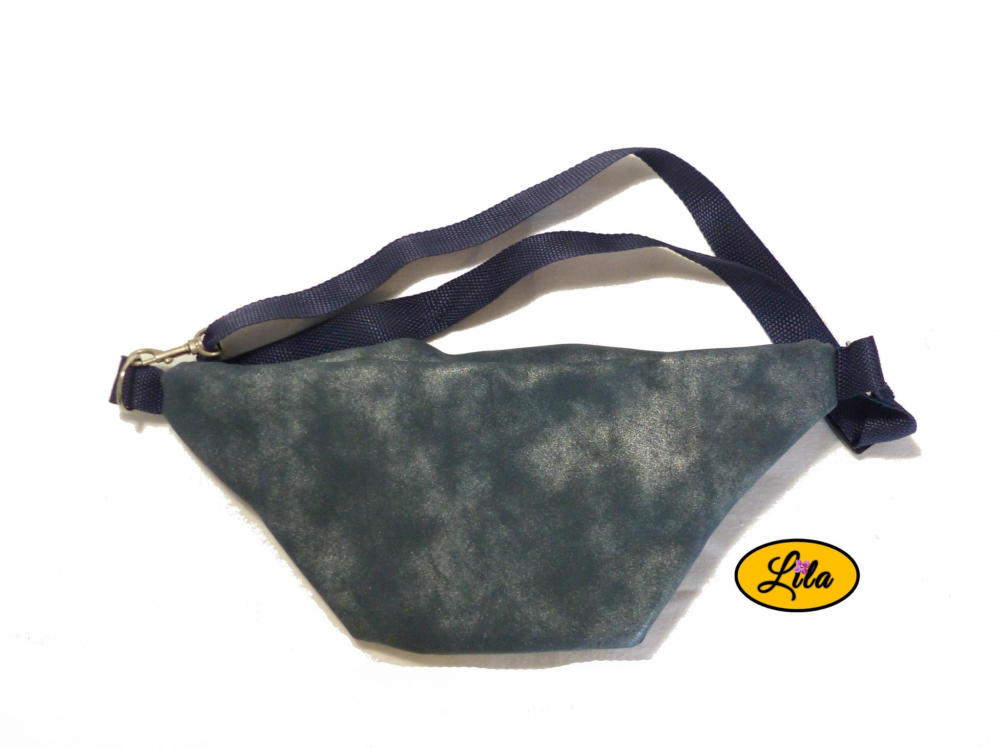 Sac banane en simili bleu métallisé vu de dos en vue de haut sur fond blanc style moderne et artisanal