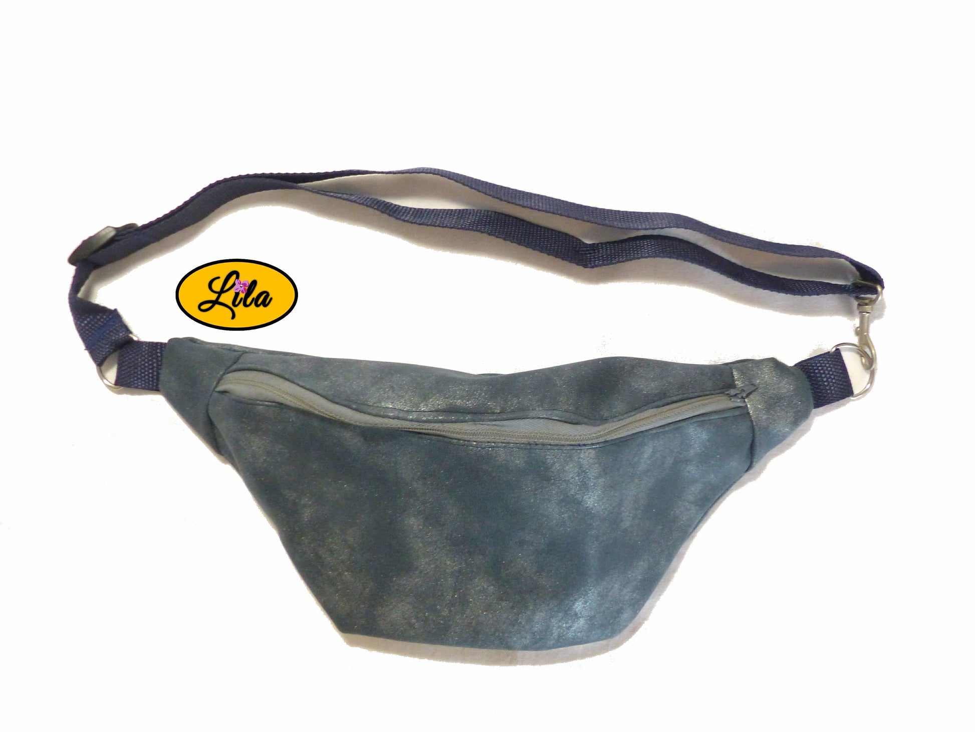 Sac banane en simili bleu métallisé vu de face en vue de haut sur fond blanc style urbain et lumineux