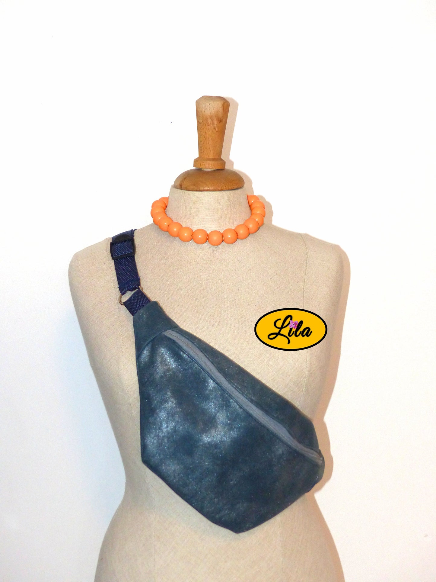 Sac banane en simili bleu métallisé présenté sur mannequin de couture sur fond blanc style moderne et tendance