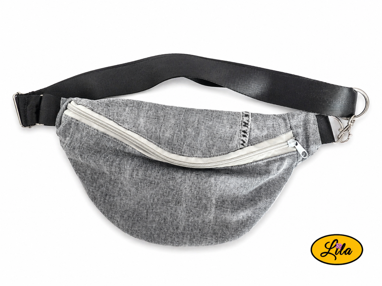 Sac banane réalisé dans une chemise noire recyclée avec sangle noire et fermeture éclair grise posé à plat vue de face avec sangle au-dessus sur fond blanc style minimaliste et tendance