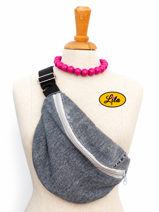 Sac banane réalisé dans une chemise noire recyclée avec sangle noire et fermeture éclair grise porté sur mannequin de couture sur fond blanc style urbain et artisanal