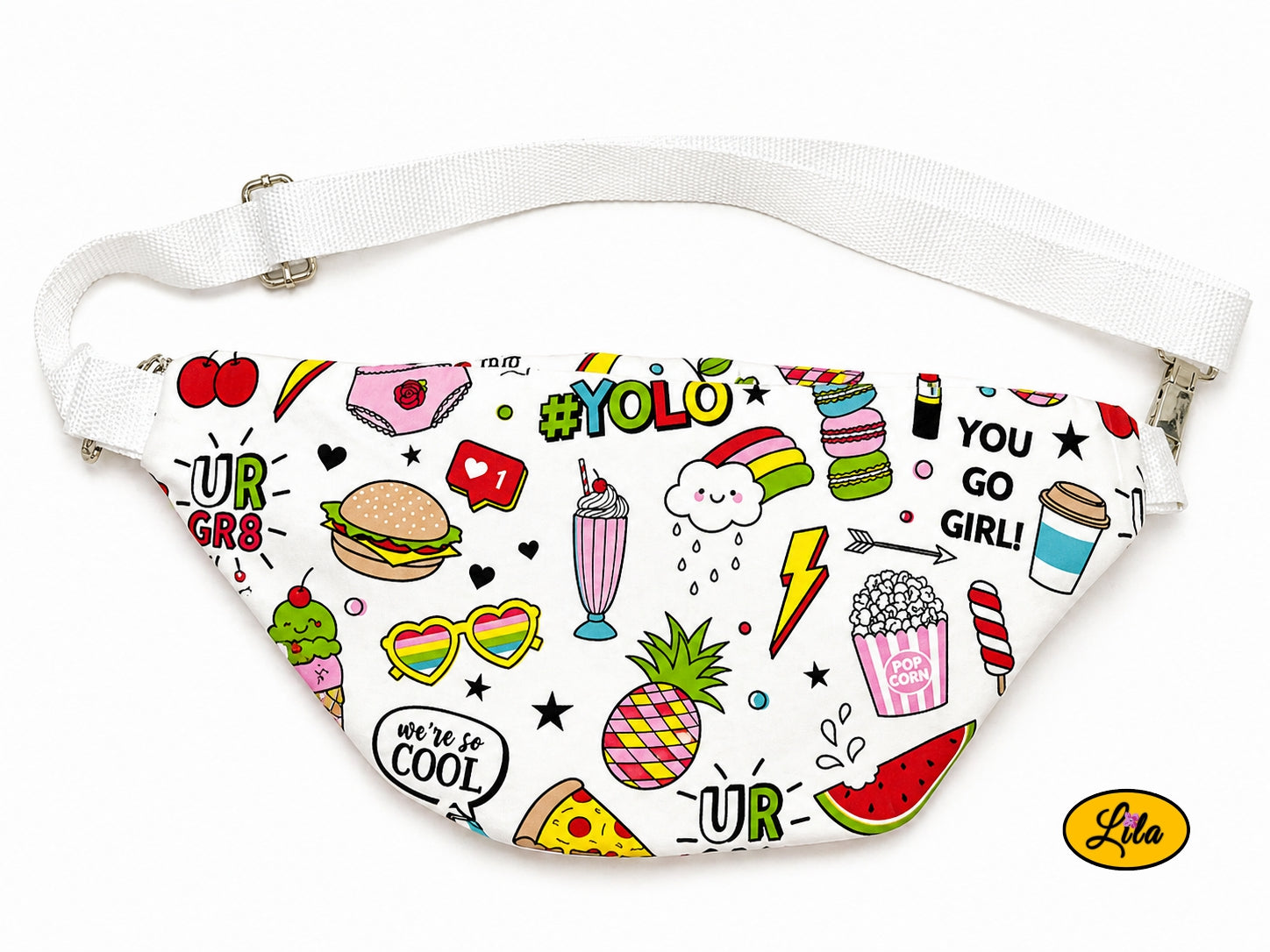 Sac banane en tissu girly avec sangle blanche posé de dos sur fond blanc style tendance et artisanal