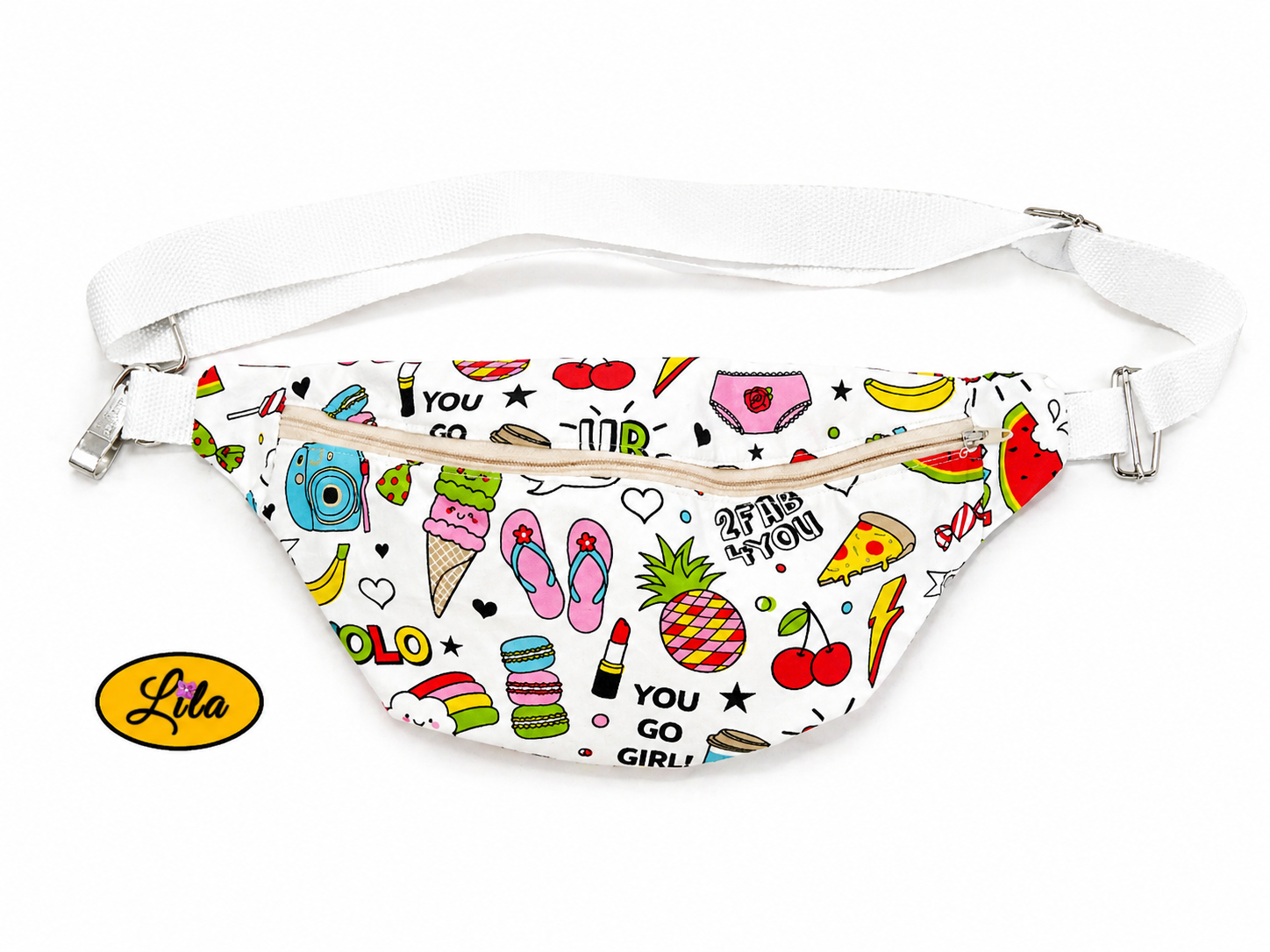 Sac banane en tissu girly avec sangle blanche et fermeture éclair blanche rosée posé de face sur fond blanc style moderne et féminin